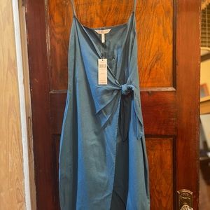 I’m selling a blue dress!